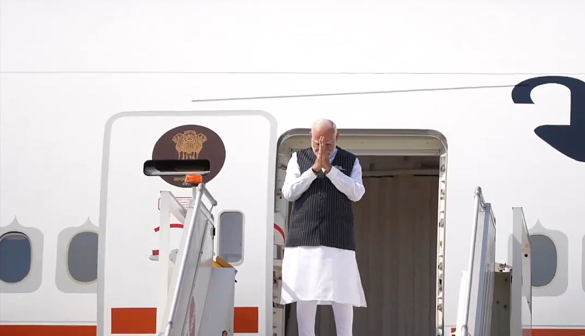 லாவோஸ் நாட்டுக்குப் புறப்பட்டார் பிரதமர் மோடி!